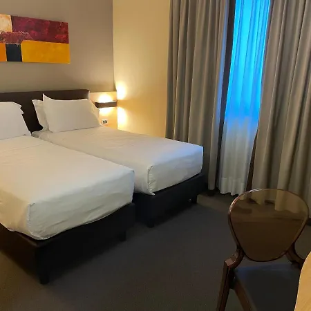 Omnia Hotel 4*